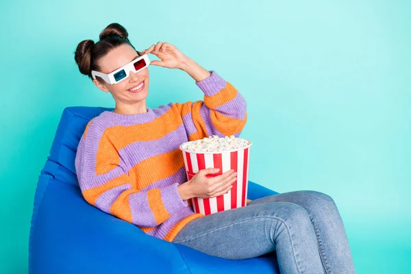 Profil sida foto av attraktiv trevlig kvinna hålla popcorn bära 3D-glasögon sitta stol isolerad på teal färg bakgrund — Stockfoto