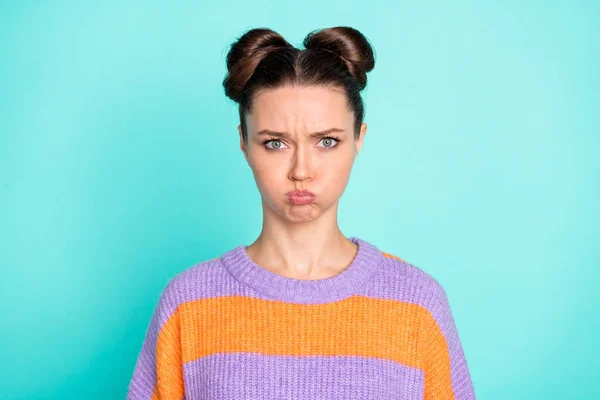 Foto de triste senhora morena segurar ar desgaste suéter isolado no fundo cor teal — Fotografia de Stock