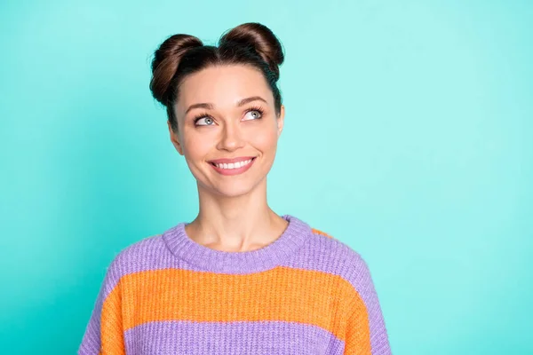 Portret van schattig jong meisje kijken geïnteresseerd lege ruimte stralen glimlach geïsoleerd op blauwe kleur achtergrond — Stockfoto