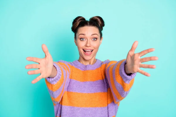 Ritratto di donna positiva impressionato alzare le mani alla fotocamera sorriso a bocca aperta isolato su sfondo di colore blu — Foto Stock