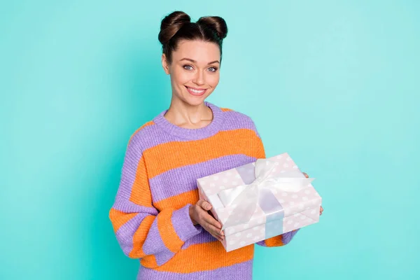 Retrato de las manos de chica adorable satisfecha sostener giftbox radiante sonrisa desgaste jersey aislado sobre fondo de color azul —  Fotos de Stock