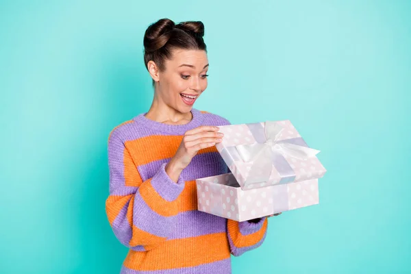 Foto de emocionada señora bastante divertida mira brazos abierto caja de regalo boca abierta inesperada aislado en fondo de color azul —  Fotos de Stock