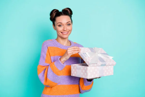 Porträtt av charmiga person händer hålla öppna presentförpackning toothy leende ser kameran isolerad på blå färg bakgrund — Stockfoto