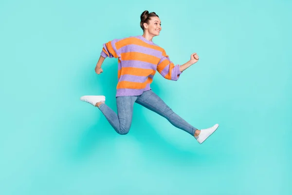Longitud completa vista del tamaño del cuerpo de atractiva chica alegre activa saltando corriendo aislado sobre fondo de color turquesa verde azulado brillante — Foto de Stock