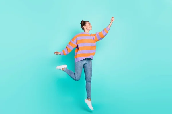 Foto de perfil de tamaño completo de chica bonita salto mirada levantar el brazo espacio vacío imaginar paraguas aislado sobre fondo de color azul — Foto de Stock
