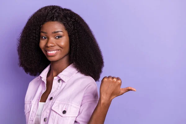 Foto šťastné veselá dobrá nálada krásný úsměv africká žena reklama izolované na fialové barvy pozadí — Stock fotografie