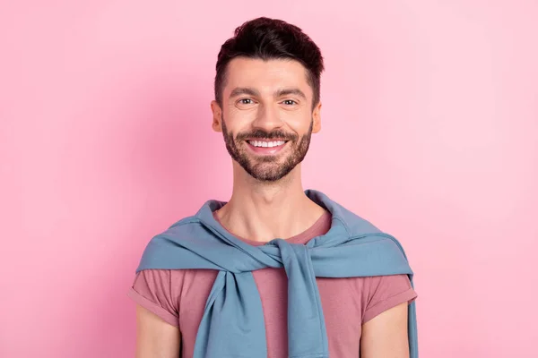 Foto de encantador joven atractivo radiante sonrisa buen humor aislado sobre fondo de color rosa pastel — Foto de Stock