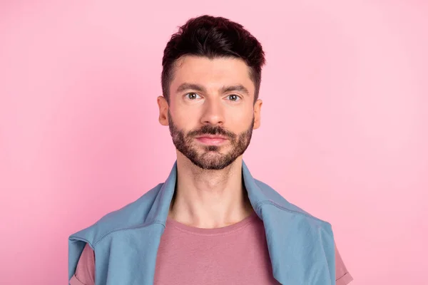 Foto di giovane bello attraente uomo di buon umore positivo con maglione sulle spalle isolato su sfondo di colore rosa — Foto Stock