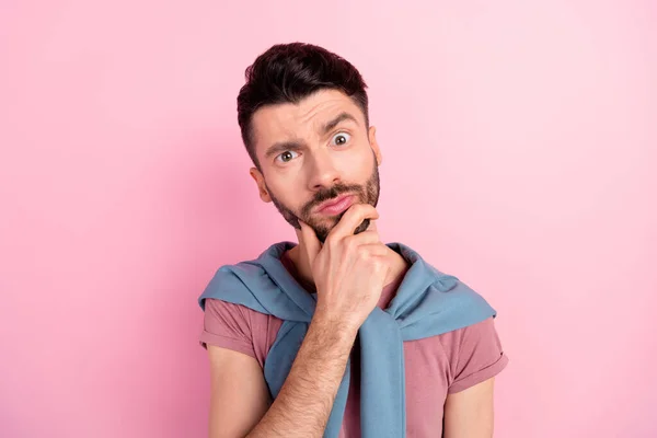 Foto de mente séria bonito jovem segurar mão queixo suspeito isolado no fundo cor-de-rosa pastel — Fotografia de Stock