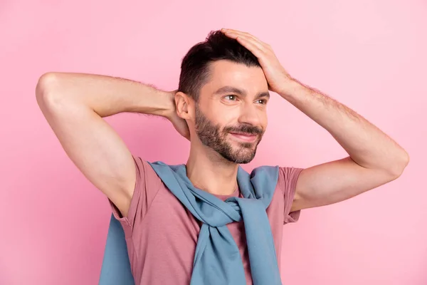 Foto av attraktiva preparerad ung man hålla touch hår händer schampo ser tomt utrymme isolerad på rosa färg bakgrund — Stockfoto