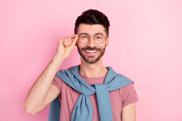 Foto de alegre bom humor positivo bonito empresário inteligente em óculos isolados no fundo cor-de-rosa — Fotografia de Stock
