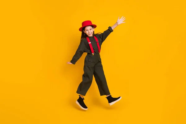 Comprimento total tamanho do corpo vista de menina muito alegre pulando se divertindo andando passeando isolado sobre fundo de cor amarela brilhante — Fotografia de Stock