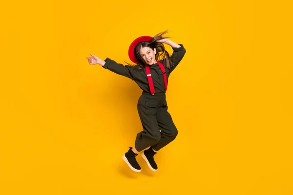 Longitud completa tamaño del cuerpo foto de la chica saltando feliz usando tirantes en general aislado vívido color amarillo fondo — Foto de Stock