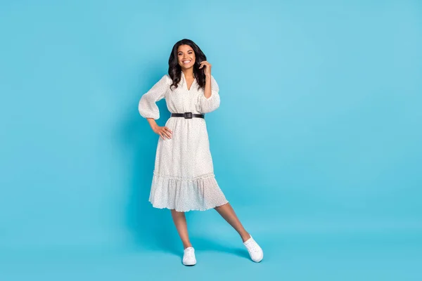 Comprimento total tamanho do corpo vista de menina alegre atraente vestindo vestido midi aconchegante posando isolado sobre fundo de cor azul brilhante — Fotografia de Stock