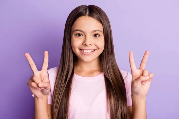 Фото молодої веселої дівчини щаслива позитивна посмішка показують спокійний v-знак ізольовано на фіолетовому кольоровому фоні — стокове фото