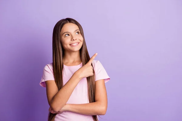 Fotografie mladé dívky šťastný úsměv ukazují prstem prázdný prostor ad promo poradenství zvolit rozhodnutí izolované přes fialové barvy pozadí — Stock fotografie