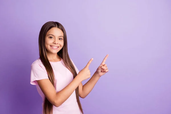 Foto av optimistisk trevlig brunett flicka punkt tomt utrymme slitage t-shirt isolerad på pastell lila färg bakgrund — Stockfoto