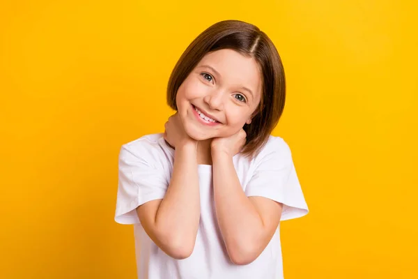 Foto retrato pequena estudante sorrindo alegre bonito adorável isolado cor amarela brilhante fundo — Fotografia de Stock