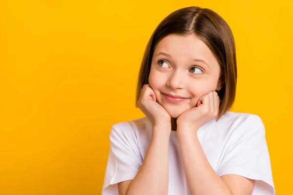 Foto retrato menina com bob hairdress sorrindo bonito feliz olhando copyspace isolado vibrante cor amarela fundo — Fotografia de Stock
