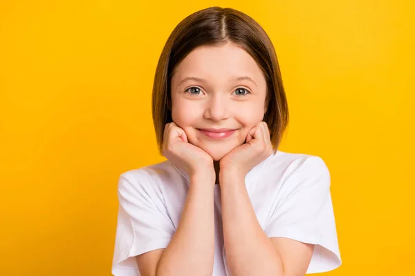 Foto retrato menina com bob hairdress sorrindo bonito feliz em roupas casuais isolado vibrante cor amarela fundo — Fotografia de Stock