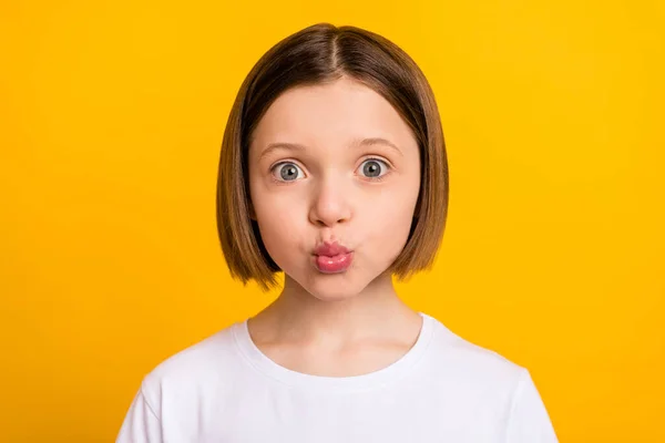 Foto retrato menina com bob hairdress olhando enviando ar beijo desfilado lábios isolado vívido cor amarela fundo — Fotografia de Stock