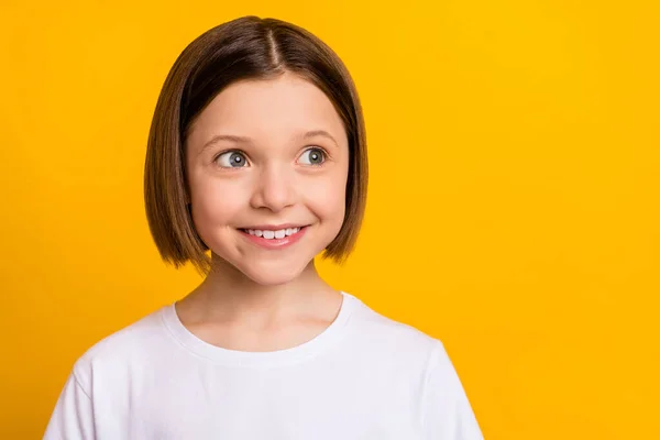 Φωτογραφία πορτρέτο κοριτσάκι με bob hairstyle χαμογελώντας αναζητούν copyspace απομονώνονται σε φωτεινό κίτρινο χρώμα φόντο — Φωτογραφία Αρχείου