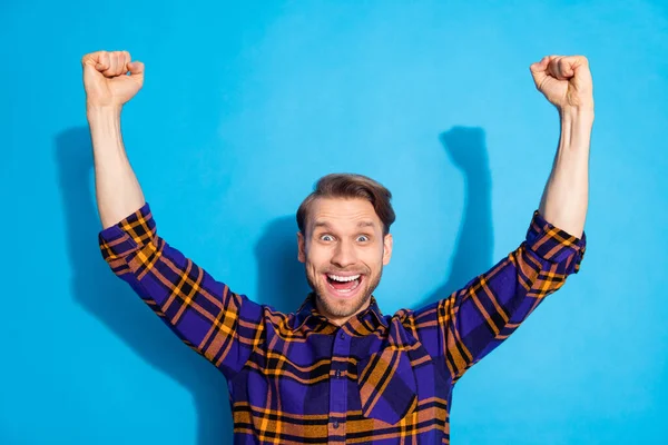 Ritratto di impressionato pugni persona positiva fino a bocca aperta urlo sì celebrare isolato su sfondo di colore blu — Foto Stock