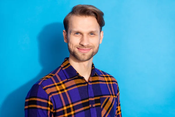 Porträt attraktiver zufriedener fröhlicher Kerl, der kariertes Hemd über lebendigem blauem Hintergrund trägt — Stockfoto