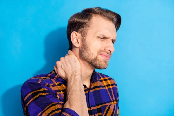 Foto av olycklig sjuk trött ung man hålla handen hals smärta dåligt humör isolerad på pastell blå färg bakgrund — Stockfoto