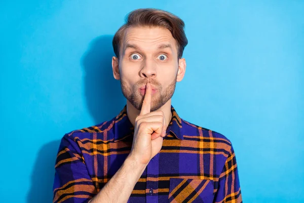 Foto de la persona preocupada que cubre los labios con los dedos no le dice a la cámara fija aislada en el fondo de color azul — Foto de Stock