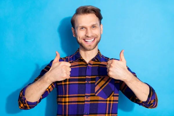 Portré boldog barátságos fiatalember fogas mosoly mutatja két hüvelykujj fel elszigetelt kék színű háttér — Stock Fotó