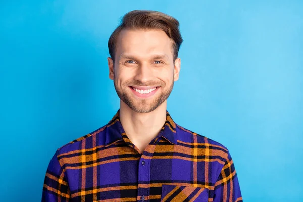 Retrato de buen chico alegre atractivo con camisa a cuadros aislado sobre fondo de color azul vivo — Foto de Stock