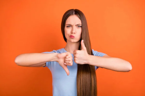 Foto de triste penteado marrom jovem senhora mostrar polegar para baixo desgaste azul t-shirt isolado no fundo de cor laranja vívida — Fotografia de Stock