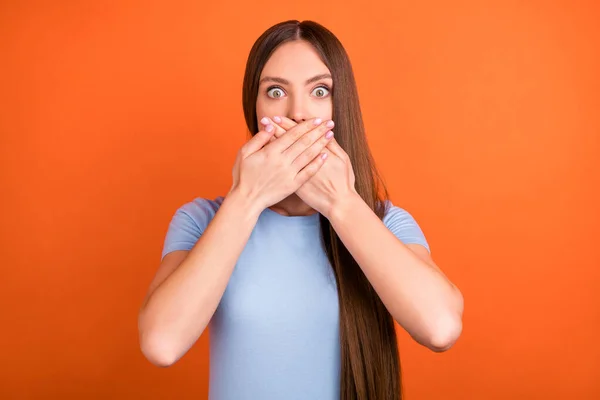Φωτογραφία από στρεσαρισμένο καφέ χτένισμα νεαρή κοπέλα κοντά το στόμα φορούν μπλε t-shirt απομονώνονται σε ζωντανό πορτοκαλί χρώμα φόντο — Φωτογραφία Αρχείου