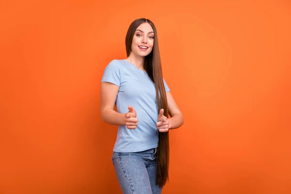 Foto de bastante largo peinado joven dama punto usted usa azul camiseta aislada sobre fondo de color naranja vivo — Foto de Stock
