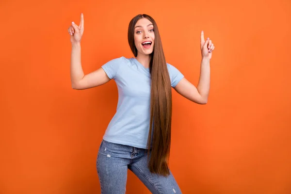 Foto del peinado recto asombrado punto de dama joven espacio vacío usar camiseta azul aislado sobre fondo de color naranja vivo —  Fotos de Stock