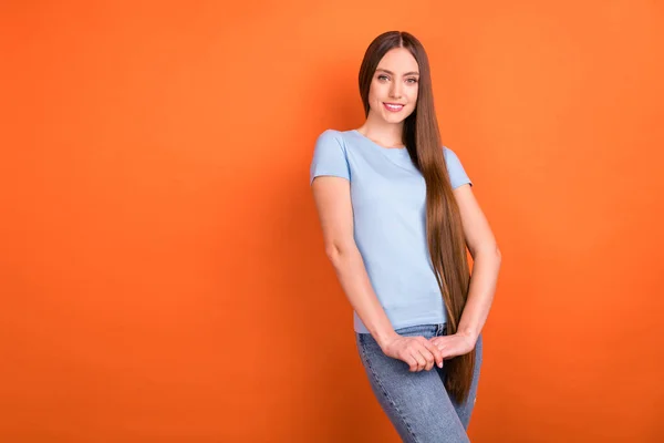 Foto de dulce cabello marrón joven dama de las manos usan camiseta azul aislado en fondo de color naranja vivo — Foto de Stock