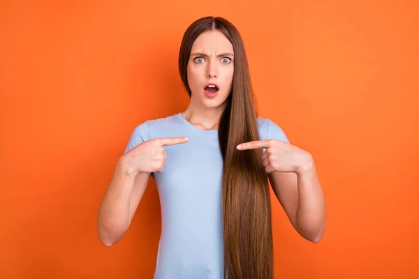 Foto del peinado largo estresado milenial lady point ella misma usa una camiseta azul aislada sobre un fondo de color naranja vivo — Foto de Stock