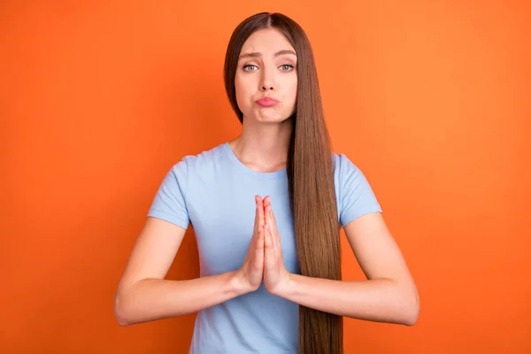 Fotografie s dotazem dlouhé vlasy mladá dáma držet ruce nosit modré tričko izolované na živé oranžové barvy pozadí — Stock fotografie
