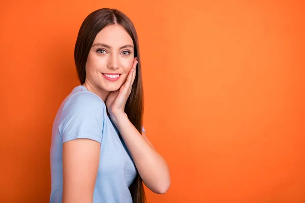 Photo de profil de belle coiffure longue jeune femme joue porter bleu t-shirt isolé sur fond de couleur orange vif — Photo