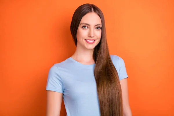Foto van mooie lange kapsel jonge dame dragen blauwe t-shirt geïsoleerd op levendige oranje kleur achtergrond — Stockfoto