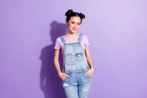 Foto de dulce pelo castaño positivo dama usar camiseta en general aislado sobre fondo de color violeta pastel — Foto de Stock