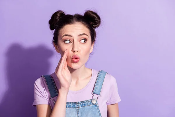 Photo de drôle douce jeune femme porter un jean global bras lèvres racontant les dernières rumeurs à la recherche vide espace isolé couleur violette fond — Photo