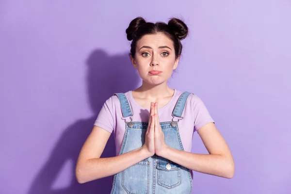 Foto van triest bruin haar dame houd handen dragen t-shirt algehele geïsoleerd op pastel violet kleur achtergrond — Stockfoto