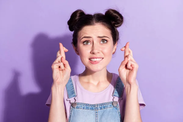 Foto de senhora de cabelo marrom triste cruzou os dedos desgaste t-shirt geral isolado no fundo cor violeta pastel — Fotografia de Stock