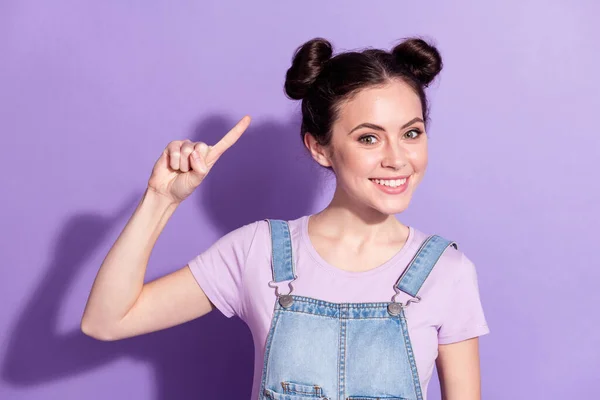 Фото молодої привабливої дівчини щаслива позитивна точка посмішки палець новини зачіски ізольовані на фіолетовому кольоровому фоні — стокове фото