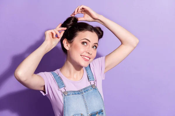 Foto de agradável otimista cabelo marrom senhora mãos cabeça desgaste jeans geral t-shirt isolado no fundo cor violeta — Fotografia de Stock