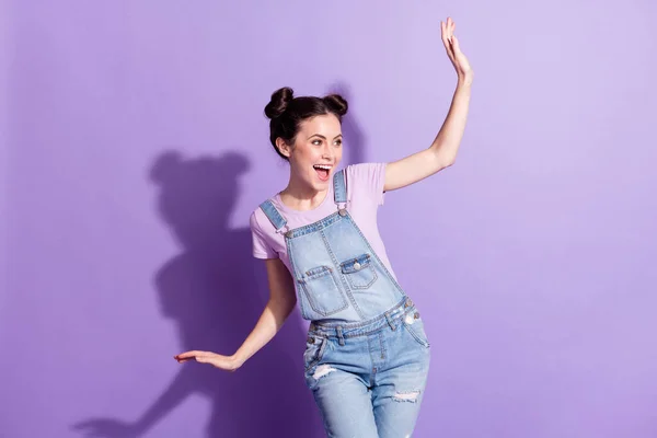 Foto de jovem atraente menina feliz sorriso positivo animado ter divertido olhar espaço vazio isolado sobre o fundo de cor roxa — Fotografia de Stock