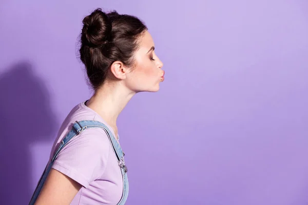 Perfil da foto lateral da menina atraente jovem despojado lábios enviar ar beijo flerte data isolado sobre cor roxa fundo — Fotografia de Stock