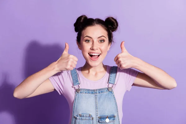 Foto de encantadora mulher bonita vestida ganga geral mostrando dois polegares para cima isolado cor roxa fundo — Fotografia de Stock